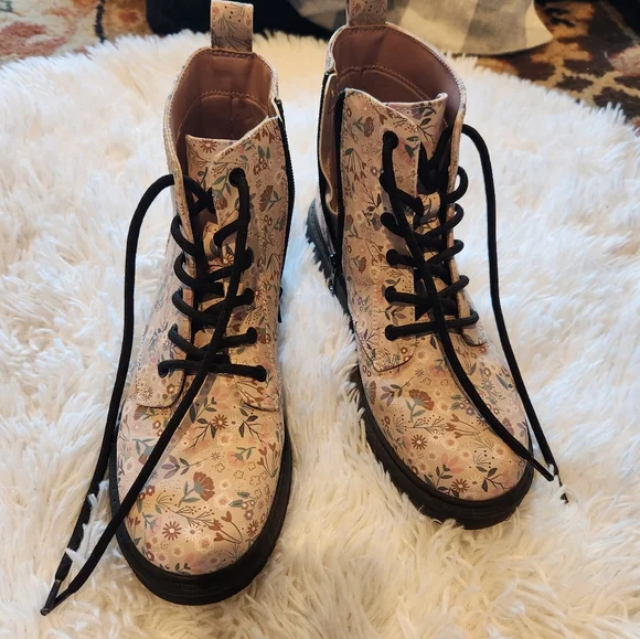 Target Art Class Youth size 5 floral boots with zipper